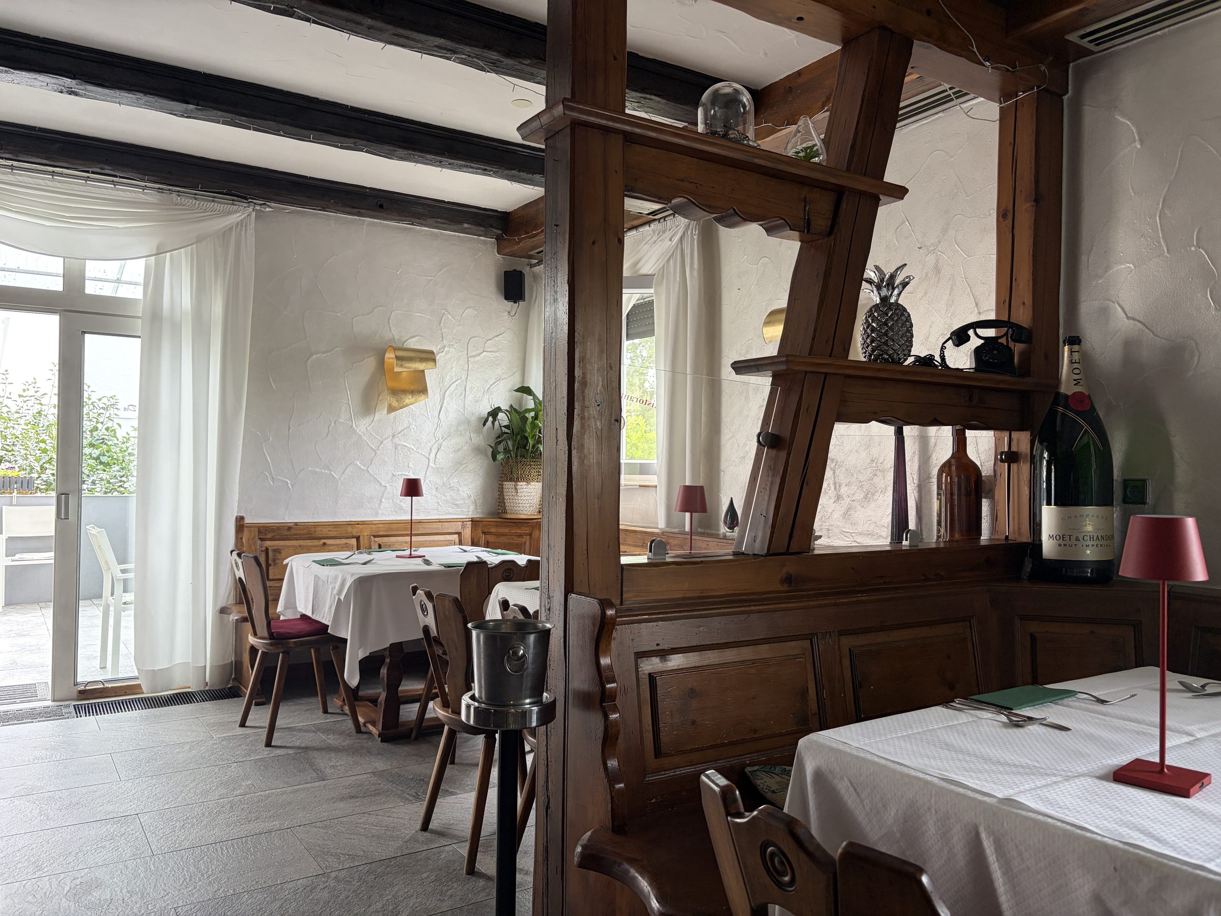 La sala, Innenraum am Fenster